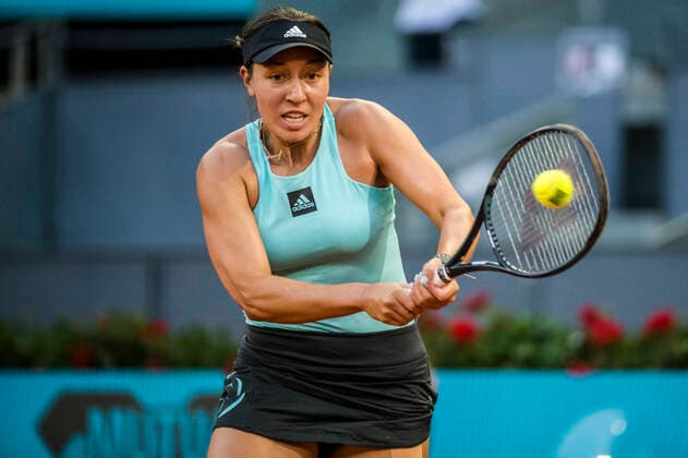 May 7, 2022, Madrid, Madrid, Spain: JESSICA PEGULA (USA) returns the ball to Ons Jabeur (TUN) at Day 10 of the Madrid Open 2022. Madrid Spain - ZUMAo105 20220507_zap_o105_046 Copyright: xMatthiasxOesterlex
