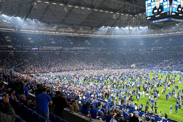 Soccer 2 Bundesliga, season 2021 2022, 33 matchday, FC Schalke 04 FC St Pauli on 07 05 2022 at the Veltins Arena in Gelsenkirchen TK The Schalker fans storm the court after the end of the game DFL REGULATES PROHIBIT ANY USE OF PHOTOGRAPHS AS IMAGE SEQUENCES AND OR QUASI VIDEO Copyright: xTeresaxKrögerx