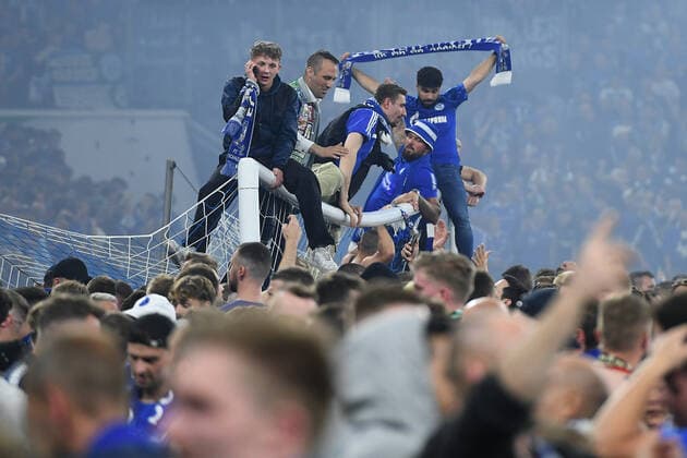 Soccer 2 Bundesliga 33 Matchday FC Schalke 04 FC St Pauli on 07 05 2022 in the Veltins Arena in Gelsenkirchen Platzsturm fans storm the pitch after the final whistle and celebrate the promotion DFL regulations prohibit any use of photographs as image sequences and or quasi video xRx