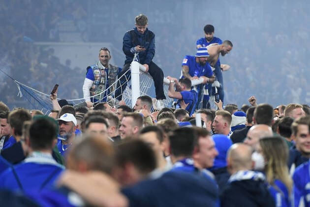 Soccer 2 Bundesliga 33 Matchday FC Schalke 04 FC St Pauli on 07 05 2022 in the Veltins Arena in Gelsenkirchen Platzsturm fans storm the pitch after the final whistle and celebrate the promotion DFL regulations prohibit any use of photographs as image sequences and or quasi video xRx
