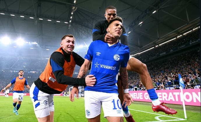Football, 2 Bundesliga, Germany, Men, Season 2021 2022, 1 Matchday, VELTINS Arena Gelsenkirchen FC Schalke 04 blue FC St Pauli white 3 2 cheer Rodrigo Zalazar S04 after his goal to 3 2 cheer, joy, action DFB DFL REGULATIONS PROHIBIT ANY USE OF PHOTOGRAPHS AS IMAGE SEQUENCES AND OR QUASI VIDEO