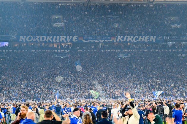 Soccer 2 Bundesliga, season 2021 2022, 33 matchday, FC Schalke 04 FC St Pauli on 07 05 2022 at the Veltins Arena in Gelsenkirchen TK The north bend of FC Schalke 04 during the pitch storm DFL REGULATIONS PROHIBIT ANY USE OF PHOTOGRAPHS AS IMAGE SEQUENCES AND OR QUASI VIDEO Copyright: xTeresaxKrögerx
