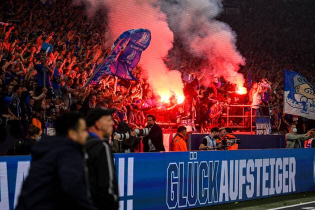Soccer 2 Bundesliga, season 2021 2022, 33 matchday, FC Schalke 04 FC St Pauli on 07 05 2022 in the Veltins Arena in Gelsenkirchen TK FC Schalke 04 rises and the Nordkurve is happy DFL REGULATIONS PROHIBIT ANY USE OF PHOTOGRAPHS AS IMAGE SEQUENCES AND OR QUASI VIDEO Copyright: xTeresaxKrögerx