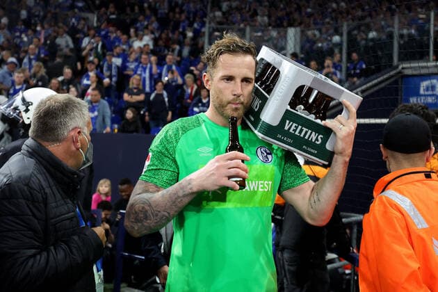 Ralf Fährmann FC Schalke 04 with a crate of beer after the promotion at the match of the 2 BL season 2021 22 FC Schalke 04 FC St Pauli Copyright Thomas Pakusch