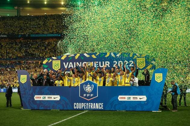 Joie des joueurs de Nantes apres leur victoire en finale contre l OGC Nice - Les joueurs avec le trophee FOOTBALL : Finale de la Coupe de France - OGC Nice vs FC Nantes - 07 05 2022 AurelienMorissard Panoramic 