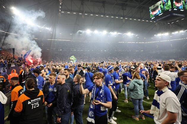 FC Schalke 04 fans celebrate the return to the 1 Bundesliga during the match of the 2 BL season 2021 22 FC Schalke 04 FC St Pauli Copyright Thomas Pakusch