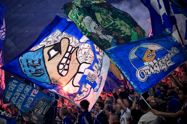 FANS Team FC Schalke 04 in the Nordkurve DFL 2 Fussball Bundesliga Saison 2021 2022 Spiel FC Schalke 04 St Pauli 2 3 am 07 05 2022 in Gelsenkirchen DFL REGULATIONS PROHIBIT ANY USE OF PHOTOGRAPHS as IMAGE SEQUENCES and or QUASI VIDEO Copyright: xLacixPerenyix