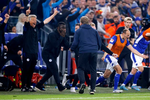 BUESKENS Michael coach team FC Schalke 04 after the final whistle with ASAMOAH Gerald DFL 2 Football Bundesliga season 2021 2022 match FC Schalke 04 St Pauli 2 3 on 07 05 2022 in Gelsenkirchen DFL REGULATIONS PROHIBIT ANY USE OF PHOTOGRAPHS as IMAGE SEQUENCES and or QUASI VIDEO Copyright: xLacixPerenyix