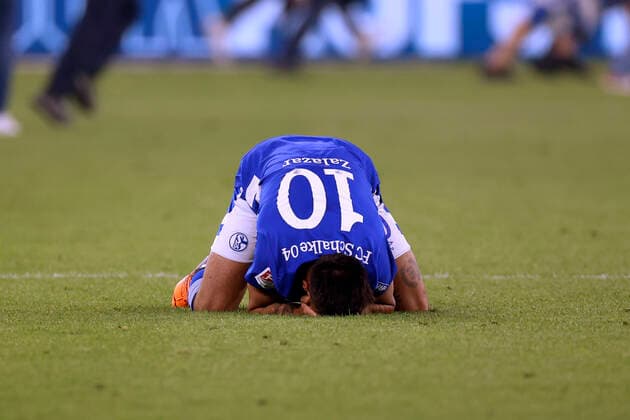 ZALAZAR Martinez Team FC Schalke 04 after the final whistle DFL 2 Fussball Bundesliga Saison 2021 2022 Spiel FC Schalke 04 St Pauli 2 3 am 07 05 2022 in Gelsenkirchen DFL REGULATES PROHIBIT ANY USE OF PHOTOGRAPHS as IMAGE SEQUENCES and or QUASI VIDEO Copyright: xLacixPerenyix