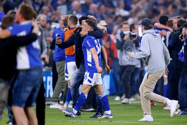 FANS Team FC Schalke 04 on the pitch with IDRIZI Blendi DFL 2 Football Bundesliga Season 2021 2022 Match FC Schalke 04 St Pauli 2 3 on 07 05 2022 in Gelsenkirchen DFL REGULATES PROHIBIT ANY USE OF PHOTOGRAPHS as IMAGE SEQUENCES and or QUASI VIDEO Copyright: xLacixPerenyix