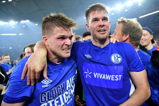 Gelsenkirchen, Veltins Arena, 07 05 22, GER, Herren, 2 Bundesliga, Saison 2021 2022, FC Schalke 04 FC St Pauli Bild v li Marius Buelter Schalke und Simon Terodde Schalke bejubeln den Aufstieg Nur fuer journalistische Zwecke Only for editorial use In accordance with the DFL Deutsche Fußball Liga regulations, it is prohibited, DFL regulations prohibit any use of photographs as image sequences and or quasi video North Rhine-Westphalia Germany