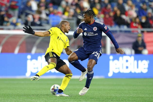 May 7, 2022; Foxborough, MA, USA; New England Revolution forward DeJuan Jones (24) and Columbus Crew midfielder Darlington Nagbe (6) in action during an MLS, Fussball Herren, USA match between Columbus Crew and New England Revolution at Gillette Stadium. CSM Foxborough United States - ZUMAc04_ 20220507_zaf_c04_032 Copyright: xAnthonyxNesmithx