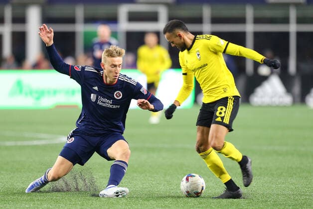 May 7, 2022; Foxborough, MA, USA; New England Revolution forward Adam Buksa (9) and Columbus Crew midfielder Artur (8) in action during an MLS, Fussball Herren, USA match between Columbus Crew and New England Revolution at Gillette Stadium. CSM Foxborough United States - ZUMAc04_ 20220507_zaf_c04_041 Copyright: xAnthonyxNesmithx
