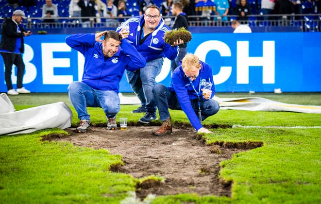 Schalker greenkeeper examine the lawn FC Schalke 04 St Pauli 07 05 2022, football season 2021 22 Photo Moritz Müller