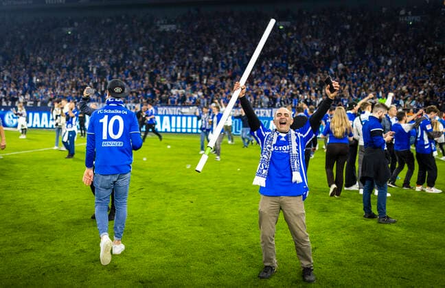 Schalke fans celebrate promotion a fan holds the corner flag FC Schalke 04 St Pauli 07 05 2022, football season 2021 22 Photo Moritz Müller