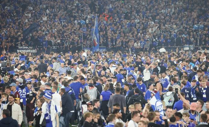Fans storm the pitch, FC Schalke 04 vs Fc St Pauli, Football, 2 Bundesliga, 33 Matchday, 07 05 2022, DFL REGULATES PROHIBIT ANY USE OF PHOTOGRAPHS AS IMAGE SEQUENCES AND OR QUASI VIDEO, FC Schalke 04 vs Fc St Pauli, Football, 2 Bundesliga, 33 Matchday, 07 05 2022, Gelsenkirchen Copyright: xJoergxNiebergall Eibner-Pressefox EER