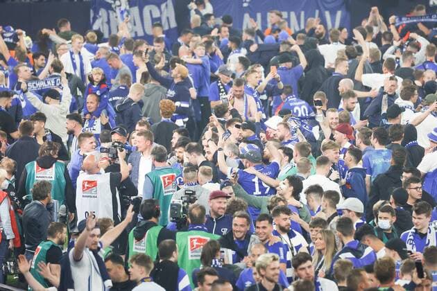 Fans storm the pitch, FC Schalke 04 vs Fc St Pauli, Football, 2 Bundesliga, 33 Matchday, 07 05 2022, DFL REGULATES PROHIBIT ANY USE OF PHOTOGRAPHS AS IMAGE SEQUENCES AND OR QUASI VIDEO, FC Schalke 04 vs Fc St Pauli, Football, 2 Bundesliga, 33 Matchday, 07 05 2022, Gelsenkirchen Copyright: xJoergxNiebergall Eibner-Pressefox EER