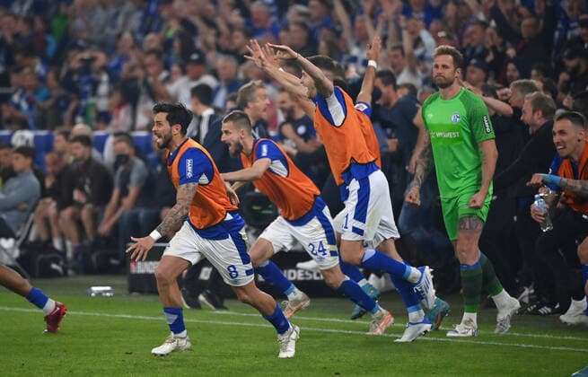 Schalkes players charge onto the pitch, from left Danny Latza FC Schalke 04 , Dominick Drexler FC Schalke 04 , Marvin Pieringer FC Schalke 04 , goalkeeper Ralf Fährmann Schalke 04 07 05 2022, Football GER, Season 2021 2022, 2 Bundesliga, 33 Matchday, FC Schalke 04 FC St Pauli 3 2 Photo Maik Hölter TEAM2sportphoto Gelsenkirchen Nordrhein Westfalen Germany Team2