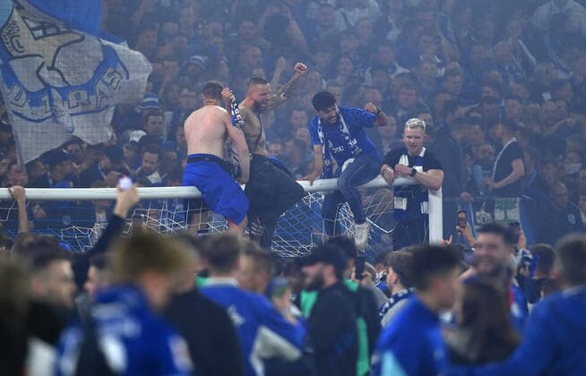 Schalke fans storm the pitch and sit on the goal 07 05 2022, Football GER, season 2021 2022, 2 Bundesliga, 33 matchday, FC Schalke 04 FC St Pauli 3 2 Photo Maik Hölter TEAM2sportphoto Gelsenkirchen Nordrhein Westfalen Germany Team2