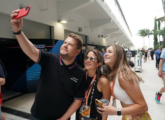 FORMULA 1 CRYPTO COM MIAMI GRAND PRIX 07 05 2022, Miami International Autodrome, Miami, FORMULA 1 CRYPTO COM MIAMI GRAND PRIX ,in picture presenter and actor James Kimberley Corden takes a selfie with fans nordphotoxGmbHx xBratic nph00250