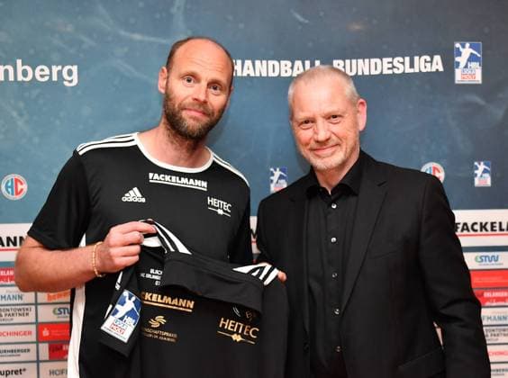 07 05 2022 Handball 1 Bundesliga LIQUI MOLY HBL Season 2021 2022 29 Matchday HC Erlangen Metropolregion Nürnberg HCE SC Magdeburg OGo Olafur Stefansson Co Coach HC Erlangen HCE at Shirt Auction