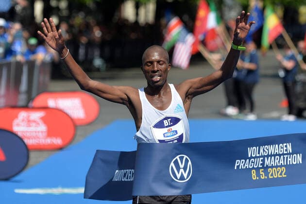 Bilder des Jahres 2022, Sport 05 Mai Sport Themen der Woche KW18 Sport Bilder des Tages May 8, 2022, Prague, Czech Republic: NORBERT KIGEN of Kenya celebrates after winning the Prague international Marathon race in Prague in the Czech Republic. Prague Czech Republic - ZUMAr156 20220508_zap_r156_001 Copyright: xSlavekxRutax