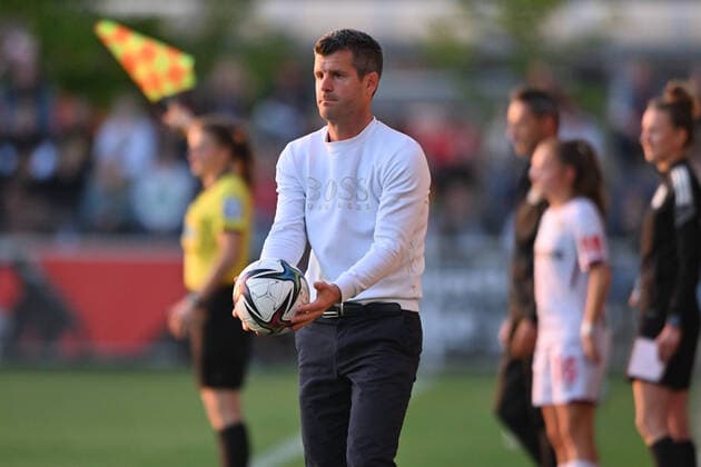 Jens Scheuer coach, head coach, FCB holds the ball in his hands, 06 05 2022, Leverkusen Germany , football, Flyeralarm Frauen Bundesliga, Bayer 04 Leverkusen FC Bayern München xmkx