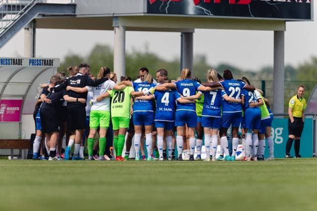 Willstaett, Germany, May 8th 2022: Players of SC Sand huddle before the FLYERALARM Frauen-Bundesliga game between SC Sand and 1. FC Koeln at Adams Arena in Willstaett, Germany Dan O Connor SPP FLYERALARM Frauen-Bundesliga - SC Sand v 1. FC Koeln - Adams Arena 