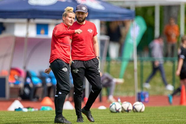 08 05 2022, GER, womens soccer, 2 BL, 2021 2022, RB Leipzig 1 FC Nürnberg co coach Anja Mittag li , co coach Marius Nowoisky talking, before game, balls in background Markranstädt Stadion am Bad Saxony Germany