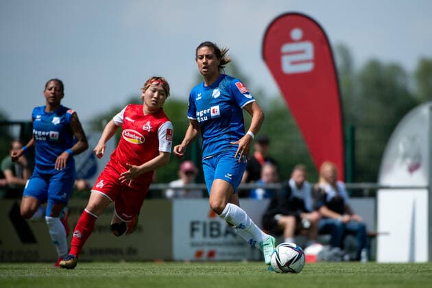 Marina Georgieva SC Sand in duel with Yuka Hirano 1 FC Koeln , GER, SC Sand vs FC Koeln, Flyeralarm Frauen Bundesliga, 21 Spieltag, 08 05 2022, Spielzeit 2021 2022 GER, SC Sand vs FC Koeln, Flyeralarm Frauen Bundesliga, 21 Spieltag, 08 05 2022, Spielzeit 2021 2022 Copyright: xEibner Memmlerx EP_MMR