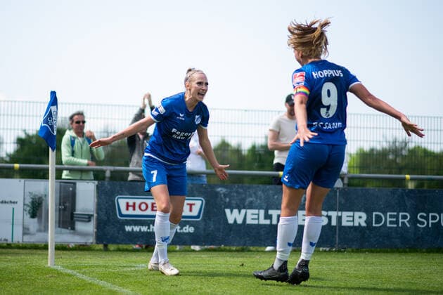 Chiara Loos SC Sand , Doerthe Hoppius SC Sand cheer for the goal to 1 0, GER, SC Sand vs FC Koeln, Flyeralarm Frauen Bundesliga, 21 Spieltag, 08 05 2022, Spielzeit 2021 2022 GER, SC Sand vs FC Koeln, Flyeralarm Frauen Bundesliga, 21 Spieltag, 08 05 2022, Spielzeit 2021 2022 Copyright: xEibner Memmlerx EP_MMR