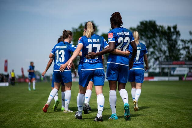 Michaela Brandenburg SC Sand , Emily Evels SC Sand , Phoenetia Browne SC Sand , Chiara Loos SC Sand cheer about the goal to 1 0, GER, SC Sand vs FC Koeln, Flyeralarm Frauen Bundesliga, 21 Spieltag, 08 05 2022, Spielzeit 2021 2022 GER, SC Sand vs FC Koeln, Flyeralarm Frauen Bundesliga, 21 Spieltag, 08 05 2022, Spielzeit 2021 2022 Copyright: xEibner Memmlerx EP_MMR