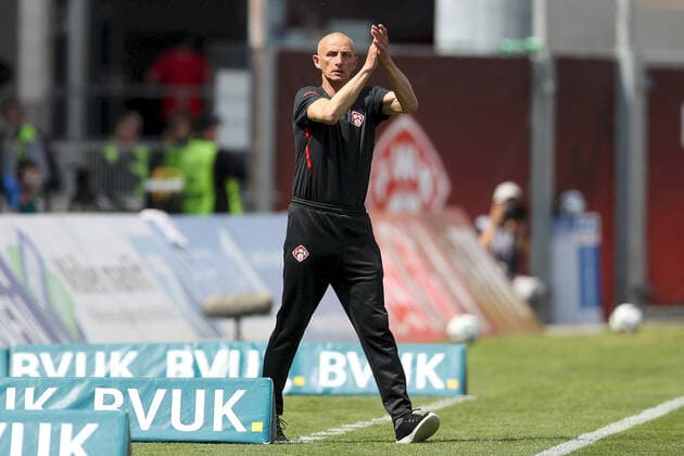 3 Liga FC Wuerzburger Kickers Hallescher FC 08 05 2022 coach Ralf Santelli FC Wuerzburger Kickers gestures, arms, hands, gives instructions, 3 Liga, FC Wuerzburger Kickers Hallescher FC, 08 05 2022, Wuerzburg, FLYERALARM Arena Copyright: xBEAUTIFULxSPORTS JulienxChristx