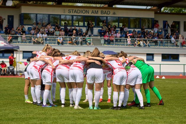 08 05 2022, GER, womens soccer, 2 BL, 2021 2022, RB Leipzig 1 FC Nürnberg RB Leipzig, Mannschafteskreis, before kickoff, stadium in background, in front of grandstand, fans Markranstädt Stadion am Bad Saxony Germany