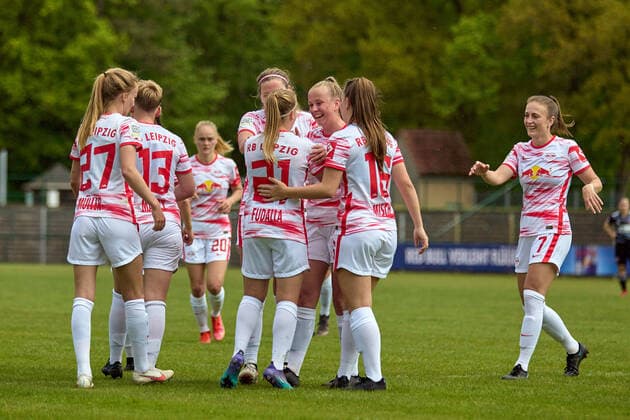 08 05 2022, GER, womens soccer, 2 BL, 2021 2022, RB Leipzig 1 FC Nürnberg RB Leipzig, goal celebration, team, leadership, after goal by Vanessa Fudalla 21 Markranstädt Stadion am Bad Saxony Germany