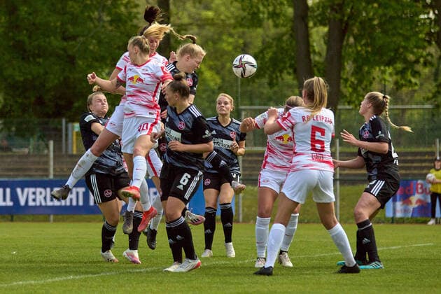 08 05 2022, GER, womens soccer, 2 BL, 2021 2022, RB Leipzig 1 FC Nürnberg goalmouth scene, header, action, with ball, in jump Markranstädt Stadion am Bad Saxony Germany