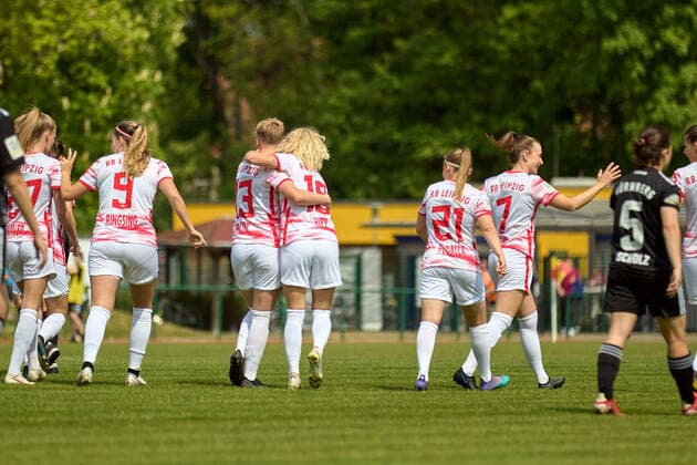 08 05 2022, GER, womens soccer, 2 BL, 2021 2022, RB Leipzig 1 FC Nuremberg team, RB Leipzig, cheering, after goal by Jenny Hipp 19, RB Leipzig , f l n r Marlene Müller 27 , Louise Ringsing 9 , Lea Mauly 13 , Jenny Hipp 19 , Vanessa Fudalla 21 , Madlen Frank 7 Markranstädt Stadion am Bad Sachsen Germany.