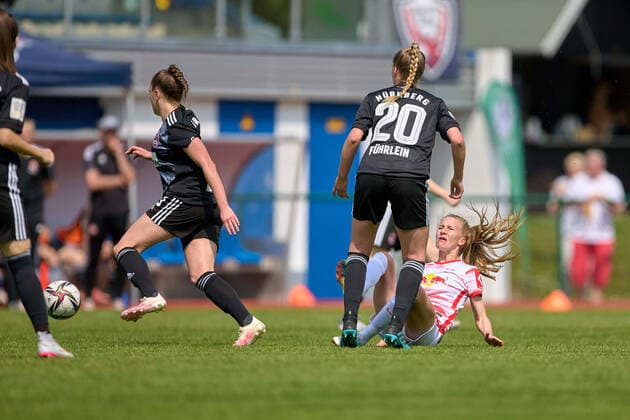 08 05 2022, GER, womens soccer, 2 BL, 2021 2022, RB Leipzig 1 FC Nürnberg Anne Führlein 20, Nürnberg , Marlene Müller 27, re , RB Leipzig after foul, pain, ball, action Markranstädt Stadion am Bad Saxony Germany