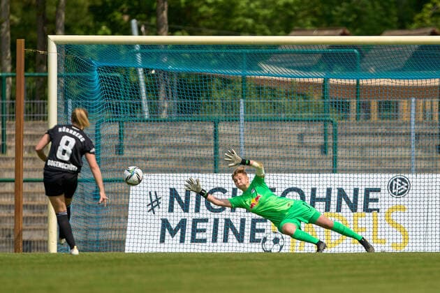 08 05 2022, GER, womens soccer, 2 BL, 2021 2022, RB Leipzig 1 FC Nuremberg Kerstin Bogenschütz 8, li , Nuremberg , Gina Schüller 1, RB Leipzig , penalty kick, free kick, action, ball in goalr, corner guessed Markranstädt Stadion am Bad Saxony Germany