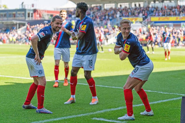 Lewis Holtby Holstein Kiel 10 celebrates his 3 0 with Julian Korb Holstein Kiel 23 and Kwasi Wriedt Holstein Kiel 18 , Alexander Muehling Holstein Kiel 8 joins Holstein Kiel vs FC Nuernberg, 2 Bundesliga, Matchday 33, Season 2021 2022, 08 05 2022 DFL REGULATES PROHIBIT ANY USE OF PHOTOGRAPHS AS IMAGE SEQUENCES AND OR QUASI VIDEO Marcel von Fehrn Holstein Kiel vs FC Nuernberg, 2 Bundesliga, Matchday 33, Season 2021 2022, 08 05 2022 Kiel Copyright: xEibnerxPressefoto MarcelxvonxFehx EP_EER