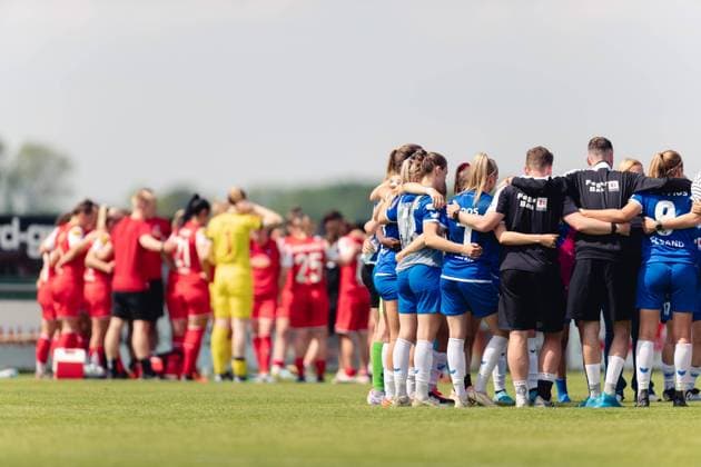 Willstaett, Germany, May 8th 2022: Players of Sand and Koeln huddle following the FLYERALARM Frauen-Bundesliga game between SC Sand and 1. FC Koeln at Adams Arena in Willstaett, Germany Dan O Connor SPP FLYERALARM Frauen-Bundesliga - SC Sand v 1. FC Koeln - Adams Arena 