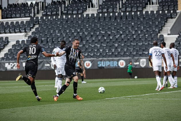Joie des joueurs de Angers SCO apres le but de Batista Mendy (Angers SCO) FOOTBALL : Angers SCO vs Bordeaux - Ligue 1 Uberteat - 08 05 2022 AurelienMorissard Panoramic 