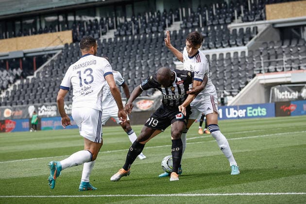 Stephane Bahoken (Angers SCO) vs Anel Ahmedhozic (Girondins de Bordeaux) FOOTBALL : Angers SCO vs Bordeaux - Ligue 1 Uberteat - 08 05 2022 AurelienMorissard Panoramic 