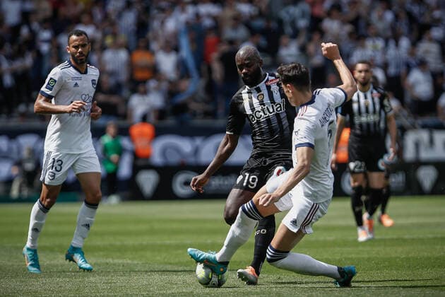 Stephane Bahoken (Angers SCO) vs Anel Ahmedhozic (Girondins de Bordeaux) FOOTBALL : Angers SCO vs Bordeaux - Ligue 1 Uberteat - 08 05 2022 AurelienMorissard Panoramic 