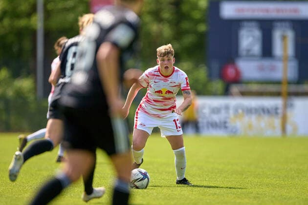08 05 2022, GER, womens soccer, 2 BL, 2021 2022, RB Leipzig 1 FC Nuremberg Lea Mauly 13, RB Leipzig , exempt, action, with ball, concentrated, mouth open, in background score, 2 1 Markranstädt Stadion am Bad Saxony Germany
