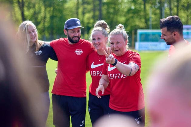 08 05 2022, GER, womens soccer, 2 BL, 2021 2022, RB Leipzig 1 FC Nuremberg coach Katja Greulich, after the whistle, in the team circle, second win in the promotion race, pride Markranstädt stadium at the bath Saxony Germany