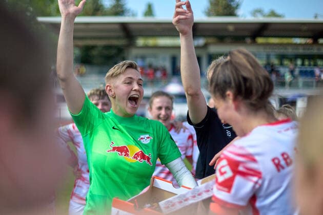 08 05 2022, GER, womens soccer, 2 BL, 2021 2022, RB Leipzig 1 FC Nuremberg Gina Schüller 1, RB Leipzig jubilation in the team circle after the final whistle, three points, joy, pride, in front of stands Markranstädt Stadion am Bad Saxony Germany