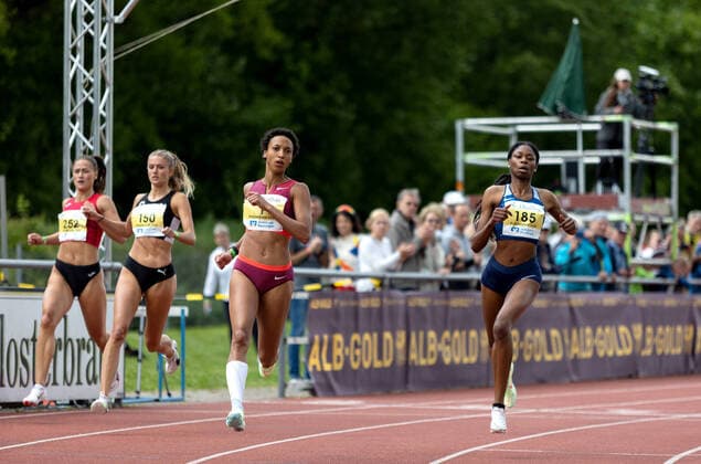 Bilder des Jahres 2022, Sport 05 Mai Sport Themen der Woche KW18 Sport Bilder des Tages 31. Internationales thallos Laeufermeeting; Pliezhausen, 08.05.2022 Hatte am Ende die Nase vorn: Malaika Mihambo (GER LG Kurpfalz) im Ziel nach 150m; mit im Bild sind Alica Schmidt (GER SCC Berlin) und Holly Okuku (GER GSV Eintracht Baunatal) zu sehen; 31. Internationales thallos Laeufermeeting am 08.05.2022 im Schoenbuchstadion in Pliezhausen (Baden-Wuerttemberg). *** 31 Internationales thallos Laeufermeeting Pliezhausen, 08 05 2022 Had at the end the nose in front Malaika Mihambo GER LG Kurpfalz at the finish after 150m with in the picture are Alica Schmidt GER SCC Berlin and Holly Okuku GER GSV Eintracht Baunatal 31 Internationales thallos Laeufermeeting on 08 05 2022 in the Schoenbuchstadion in Pliezhausen Baden Wuerttemberg Copyright: xBEAUTIFULxSPORTS R.xSchmittx