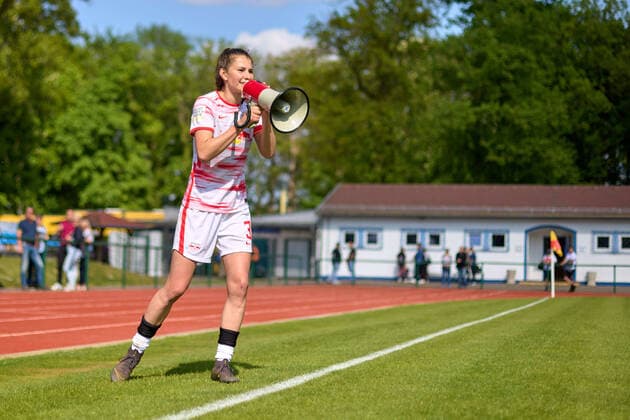 08 05 2022, GER, womens soccer, 2 BL, 2021 2022, RB Leipzig 1 FC Nuremberg captain Johanna Kaiser 3, RB Leipzig , birthday, with megaphone, free plate, Uffta, joy Markranstädt Stadion am Bad Sachsen Germany