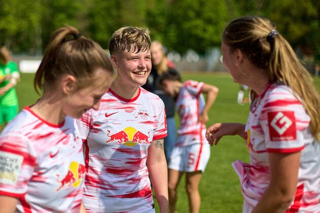 08 05 2022, GER, womens soccer, 2 BL, 2021 2022, RB Leipzig 1 FC Nürnberg Lea Mauly 13, RB Leipzig laughs, portrait, joy, after the final whistle, winner smile Markranstädt Stadion am Bad Saxony Germany